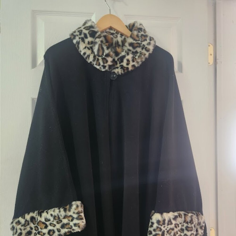 Chic Black Cape with Leopard Faux Fur Trim – One Size
